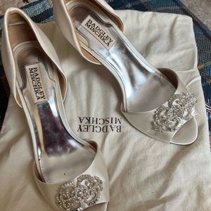 Badgley Mischka ivory satin heel. Size 8 1/2 M